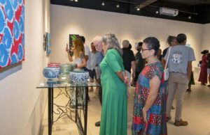 “La Magia del Camafeo en Vidrio” cautiva al público en el Museo de la Isla