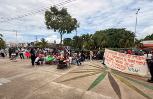 Protestan trabajadores municipales en Tulum por descuentos a nómina
