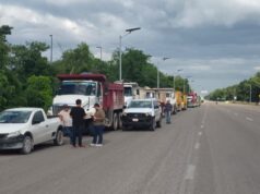 Protestan volqueteros afuera del Tren Maya en Cancún; exigen mayor paga