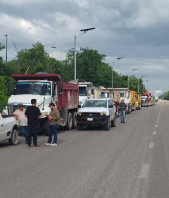 Protestan volqueteros afuera del Tren Maya en Cancún; exigen mayor paga
