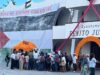 Cuelgan activistas lona con bandera palestina, en Palacio Municipal de Cancún