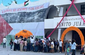 Cuelgan activistas lona con bandera palestina, en Palacio Municipal de Cancún