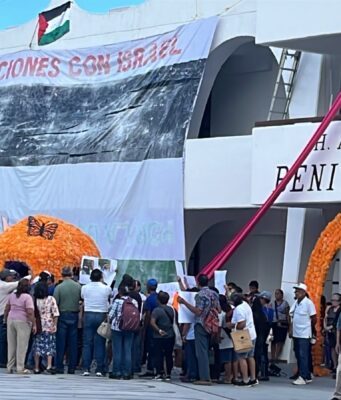 Cuelgan activistas lona con bandera palestina, en Palacio Municipal de Cancún