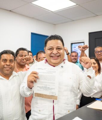 Solicita licencia Orlando Muñoz en Playa del Carmen para participar en elección interna de Morena