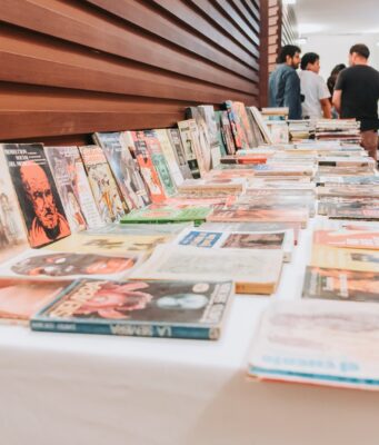 Presenta Hugo Alday compendio en Feria Nacional del Libro y el Arte Universitario de la Universidad Autónoma de Campeche 2026